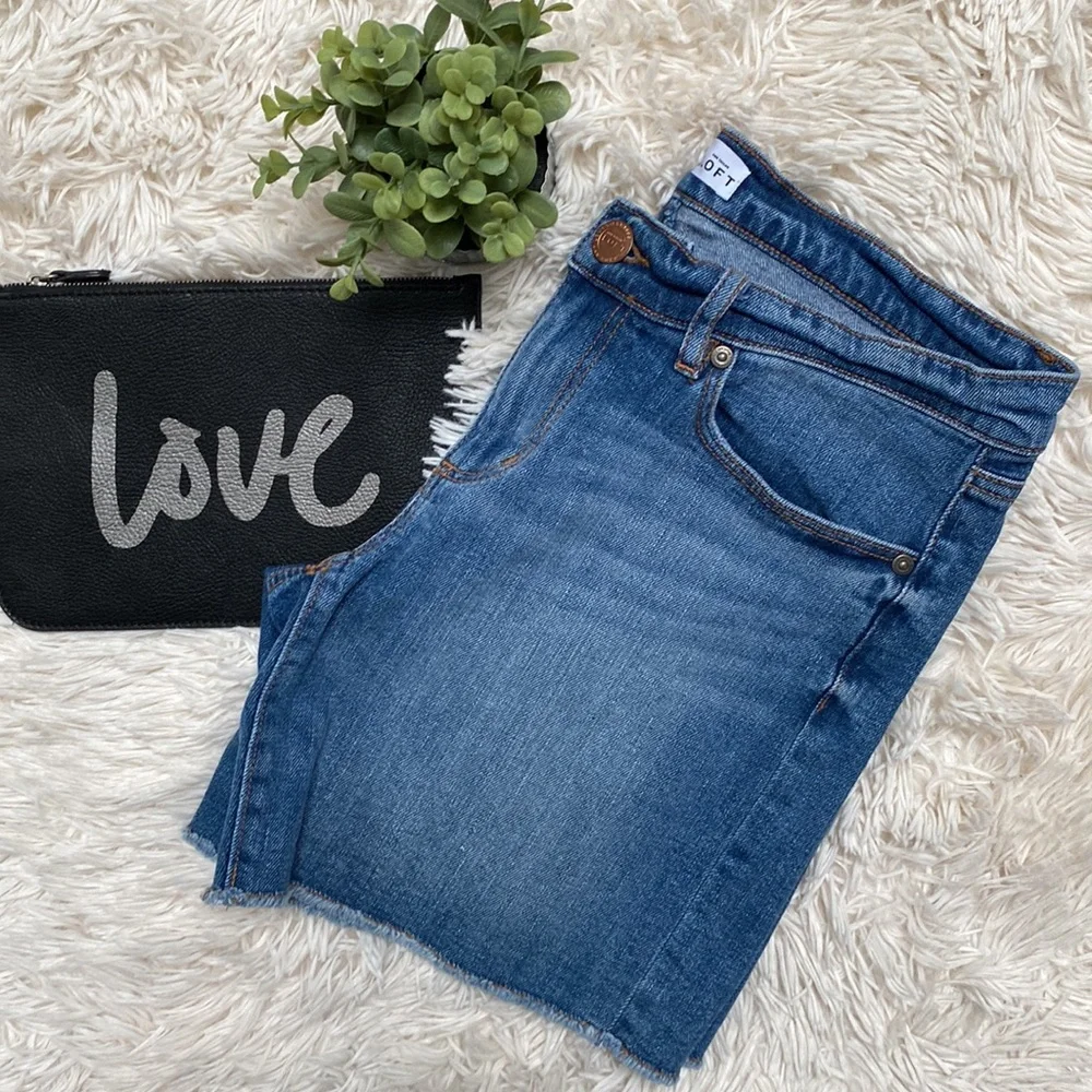 Loft Raw Hem Jean Shorts 💗 Medium Wash - Picture 3 of 11
